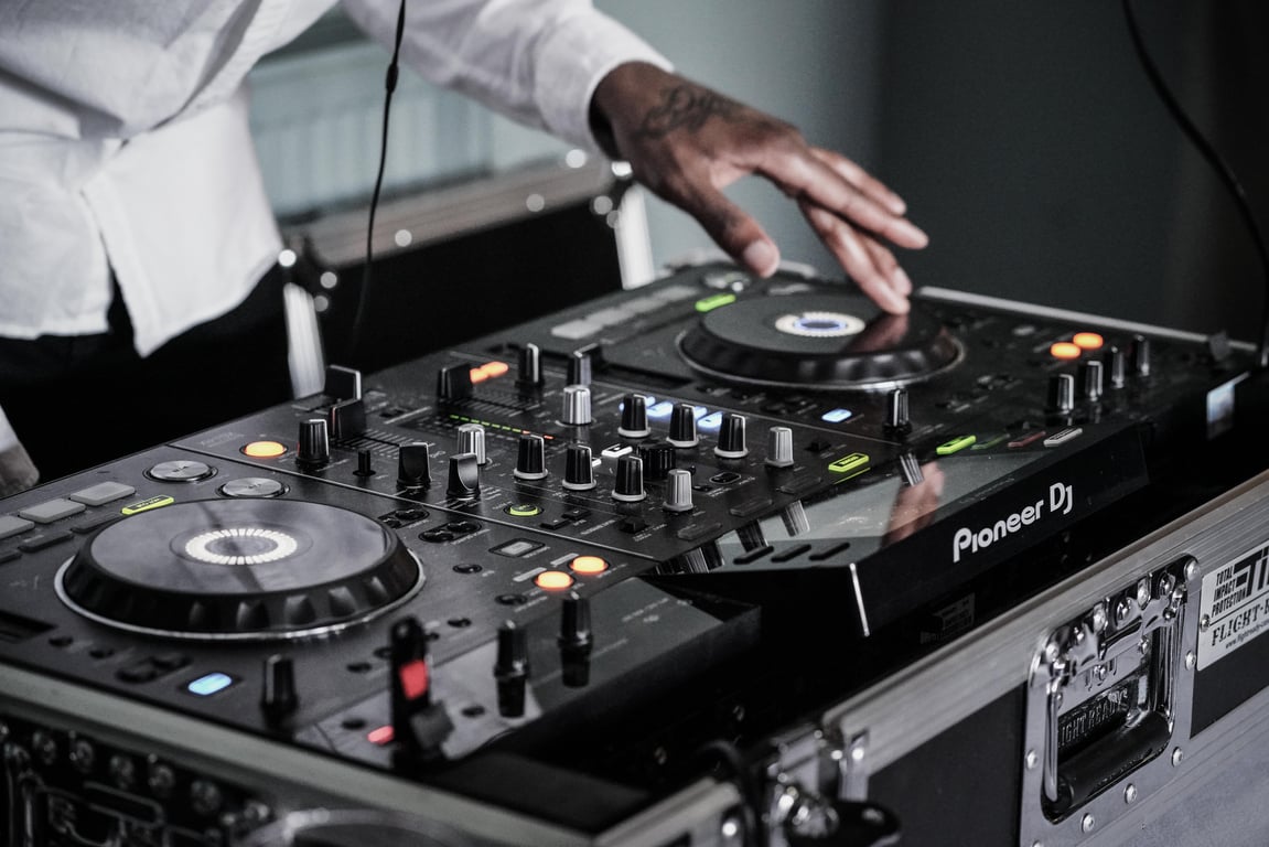 9 tips for selecting a wedding DJ